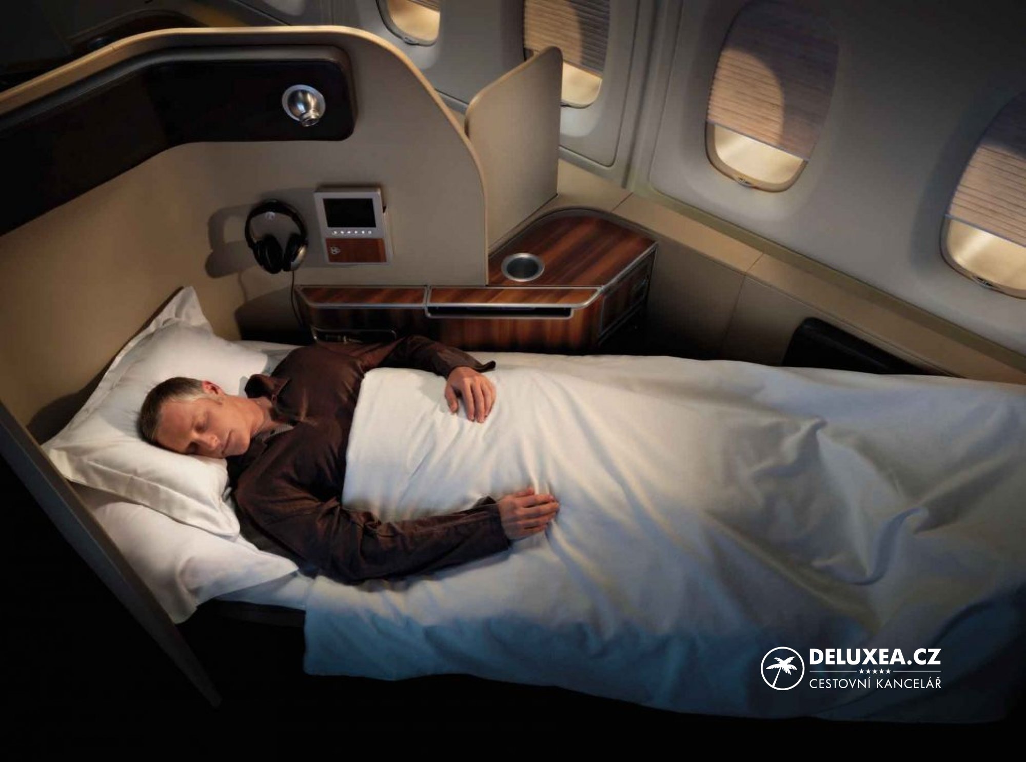 К чему снится видеть самолет. A380 Airbus бизнес класс кровати. Airbus a380 Qantas первый класс. Лежачие места в самолете. Спальные места в самолете.